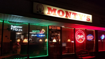 Monty's Pizzeria food