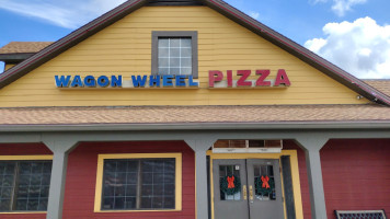 Wagon Wheel Pizza outside