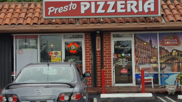 Presto Pizza Deli outside