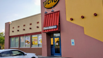 Taco Bueno outside