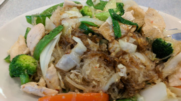 Sam Thai Cuisine food
