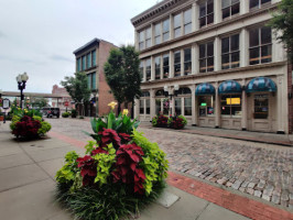 Laclede's Landing Neighborhood Association outside