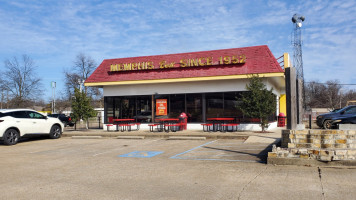 Tops -b-q Marion outside