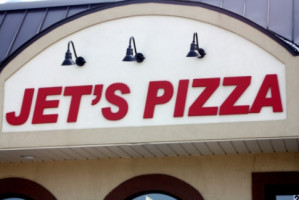 Jet's Pizza outside