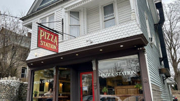 Pizza Station outside