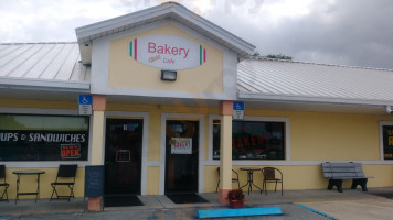 Holy Cannoli Bakery outside