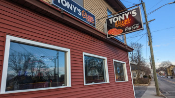 Tony's Pizza outside