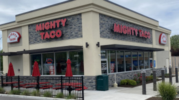 Mighty Taco outside