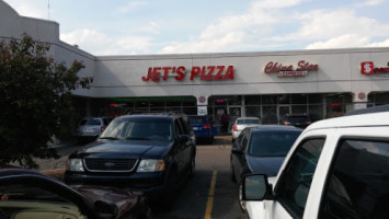 Jet's Pizza outside