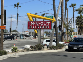 In-n-out Burger outside