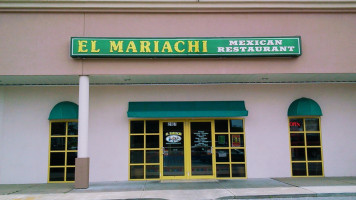 El Mariachi outside