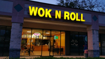 Wok N Roll outside