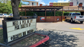 Dickey's Barbecue Pit outside