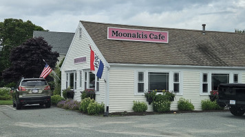Moonakis Cafe outside