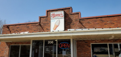 Young's Ice Creamery outside