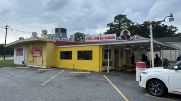 Willie's Wee-nee Wagon outside