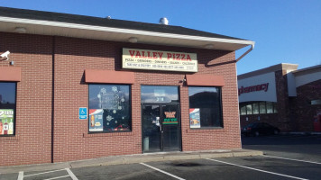 Valley Pizza outside