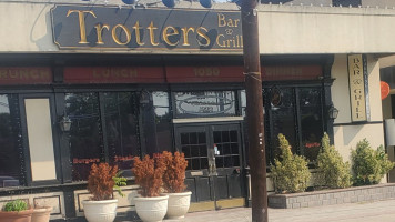 Trotters Grill outside