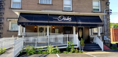 Twelve Oaks Tavern outside