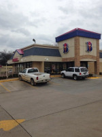 Braum's Ice Cream Dairy Store outside