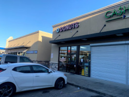 Dee's Best Donuts food