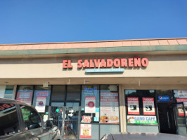 El Salvadoreno outside