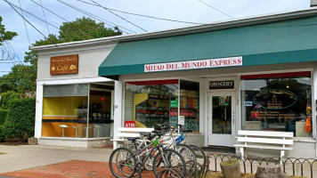 Mitad Del Mundo Express Grocery outside