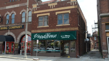 The Pizza House outside