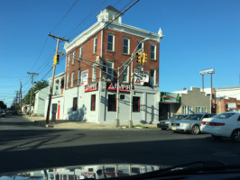 Hub Liquor Store outside