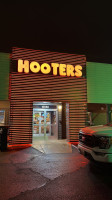 Hooters outside