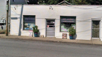 Mill Street Liquor Wines outside