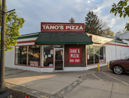 Tano's Pizza outside