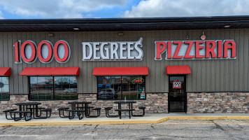 1000 Degrees Pizza Salad Wings outside