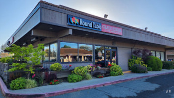 Round Table Clubhouse outside
