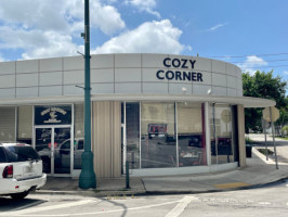 Cozy Corner In Miami Spr outside