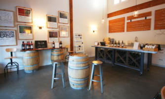 àmaurice Tasting Room In Wood food