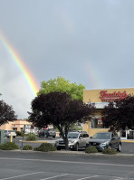 Freddy's Frozen Custard Steakburgers outside