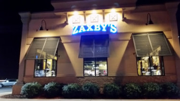 Zaxby's Chicken Fingers Buffalo Wings outside