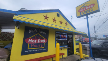 Hot Dog House outside