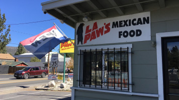 La Paws outside