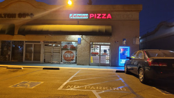 Antonious Pizza outside