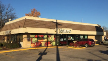 Braum's Ice Cream Dairy Store outside