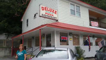 Deluxe House Of Pizza food