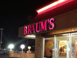 Braum's Ice Cream Dairy Store outside