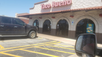 Taco Bueno outside