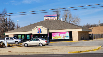 Braum's Ice Cream Dairy Store outside