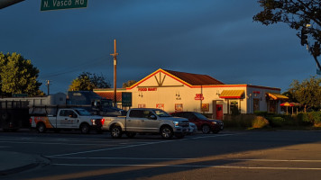 Wienerschnitzel outside