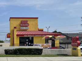 Wienerschnitzel outside