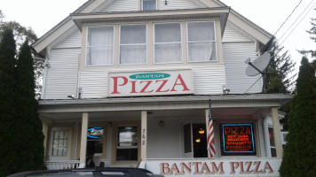 Bantam Pizza outside