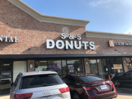 Simply Splendid Donuts outside